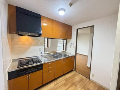 【キッチン】 | コート北野田サウスヒルズＳ棟 | 対面式を採用したキッチンですので、リビングで寛ぐご家族をいつも感じられます！会話を楽しみながら家事ができますね♪