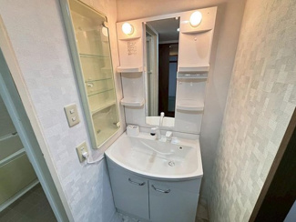 【独立洗面台】 | コート北野田サウスヒルズＳ棟 | 【洗面所】ゆとりのある洗面所ですよ！家族そろって身支度出来ますね☆シャワー付きなので、朝の身支度の忙しい時間に重宝しますね♪