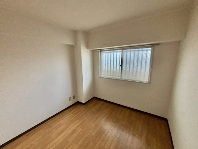 ロイヤルコーポ姫路栗山町の洋室