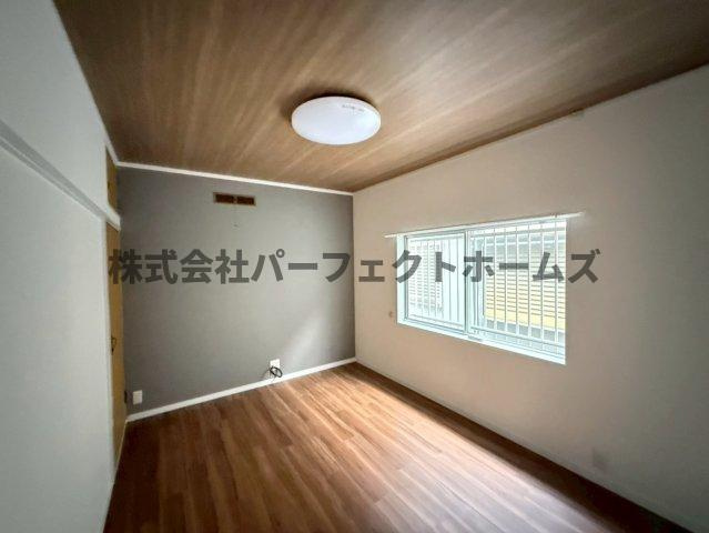 御幸東町戸建　賃貸の洋室|明るい洋室です