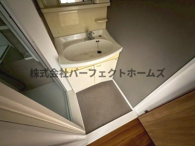 御幸東町戸建　賃貸の洗面所|コンパクトで使いやすい洗面所