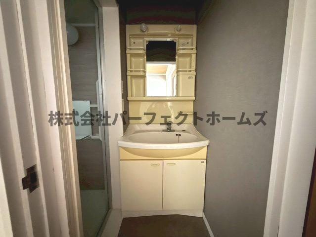 御幸東町戸建　賃貸の独立洗面台|独立洗面化粧台が付いています