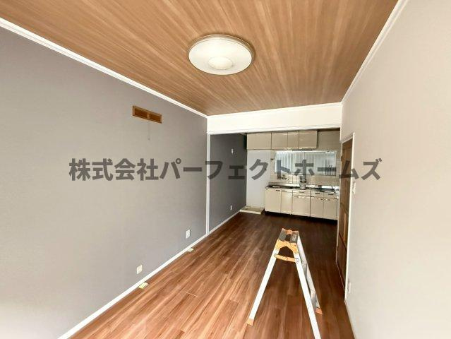 御幸東町戸建　賃貸の居間・リビング|ゆったり過ごせるリビングです