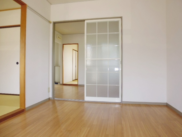 アルカジア石部Ｆの居間・リビング|洋室