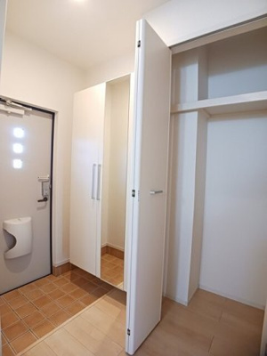 【玄関】 | サンリット・スクエアＦ | ゆったりとした玄関です