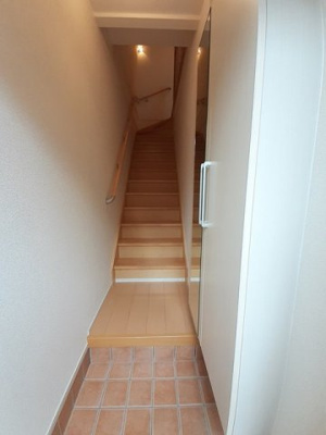 【玄関】 | アルドーレＢ | 明るい玄関です