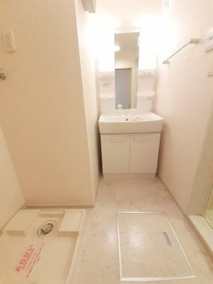 【洗面所】 | アルドーレＢ | 明るい洗面所です