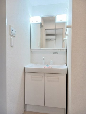 【洗面所】 | カプリⅢ | 明るい洗面所です