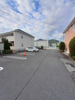 【駐車場】 | ヴァンエコールＢ | 駐車場があるので、車を買う予定の方も安心です