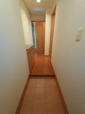 【玄関】 | アール・ド・ヴィーヴルＣ | 収納もある玄関です