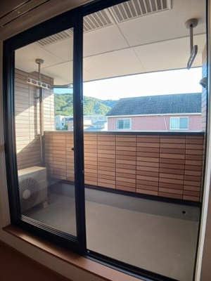 【バルコニー】 | エバーグレイス | 外からの目が気にならないバルコニーで洗濯物が干せます