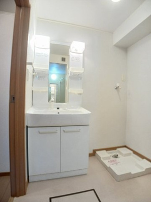 【洗面所】 | エバーグレイス | 明るい洗面所です