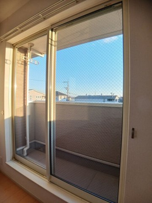 【バルコニー】 | ロジュマングラシューＩ | 暖かな日差しのふりそそぐバルコニー