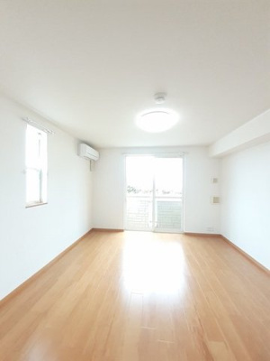 【居間・リビング】 | ピアコートⅠ | 使いやすい居間です