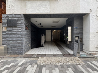 【エントランス】 | お客様を、そして住人を出迎えてくれるマンションのエントランス。ゴミが落ちていないことからも、管理状態の良さや住民の節度の高さが見て取れます。～即日のご見学可能～　お問合せはお気軽にどうぞ。
