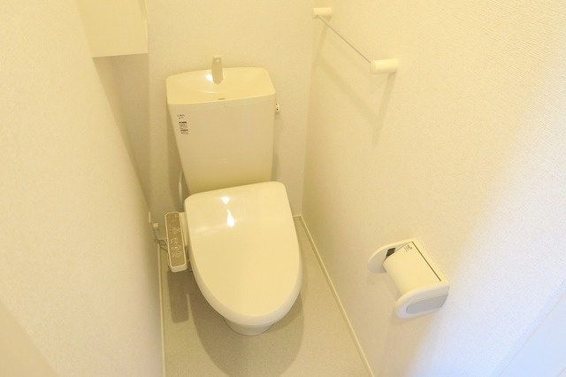 温水洗浄便座機能付きのトイレです♪
