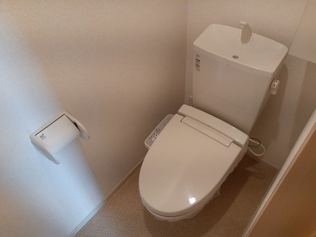 温水洗浄便座付きのトイレです♪