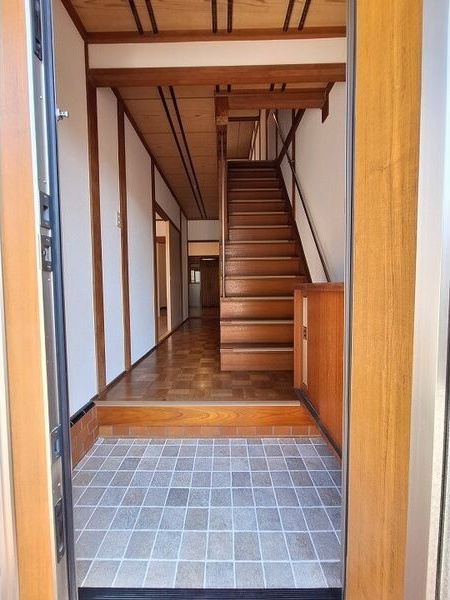 藤阪元町貸家の玄関