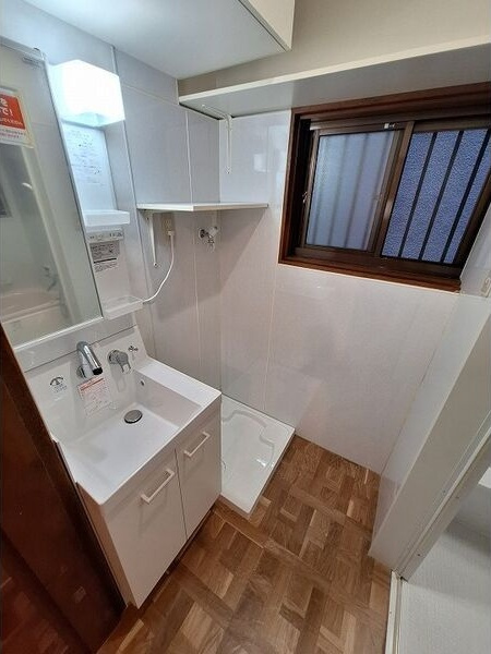 藤阪元町貸家の洗面所