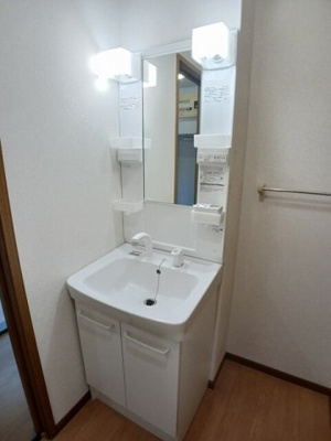 【洗面所】 | ヴィラエスポワール | 明るい洗面所です