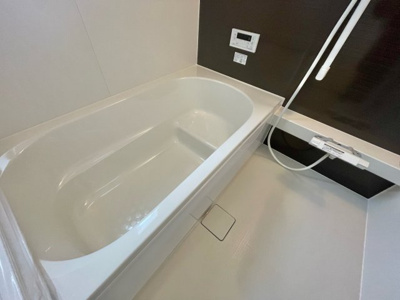 【浴室】 | 【新築戸建て】秋田市新屋日吉町　第2 | ※未完成につき同仕様写真
浴室乾燥・暖房完備で冬も暖かく雨の日の洗濯も安心。機能的で快適な浴室