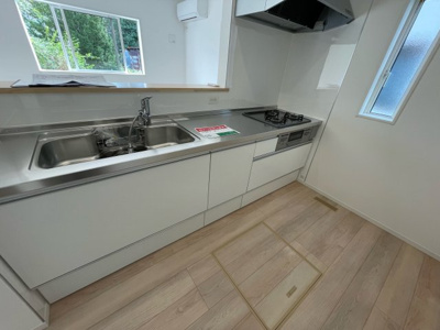 【キッチン】 | 【新築戸建て】秋田市新屋日吉町　第2 | ※未完成につき同仕様写真
3口コンロや床下収納、蛇口一体型浄水器付でスライド式の引き出しも魅力