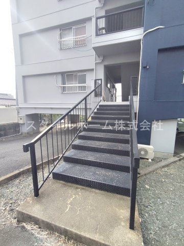 高洲ハイツのエントランス