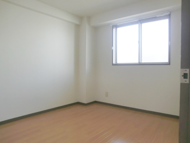 メゾン細田の洋室|北側の洋室です。