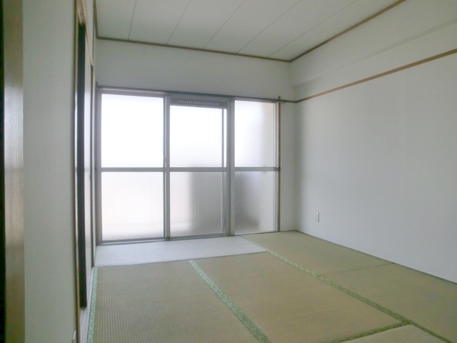 メゾン細田の和室|窓が大きくとられた和室です。