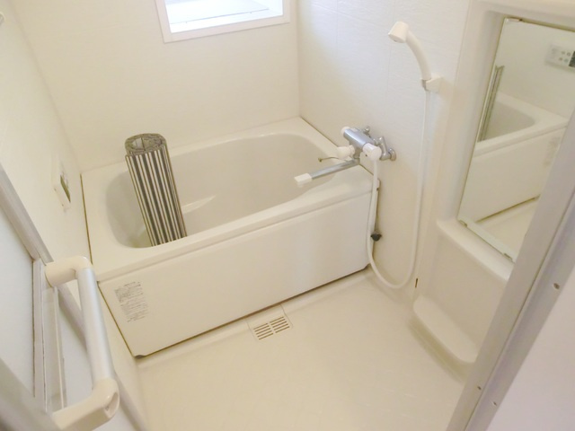 メゾン細田の浴室|窓と追い炊き機能の付いた浴室です。