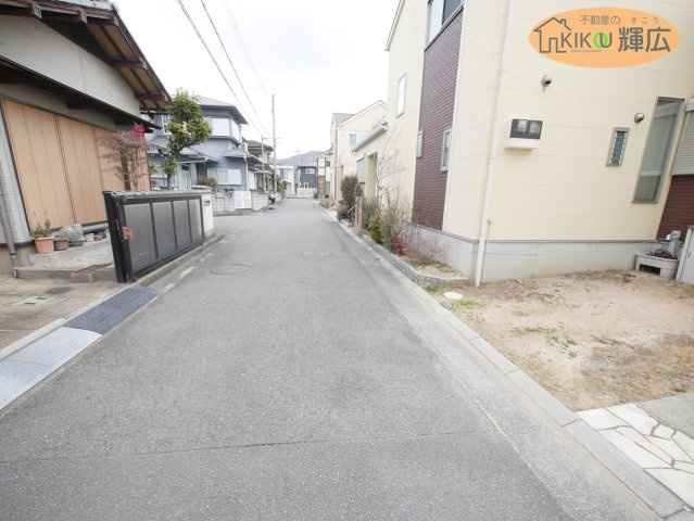 高砂市阿弥陀町北池　中古戸建の前面道路含む現地写真