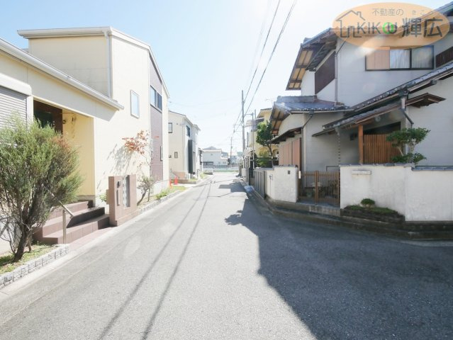 高砂市阿弥陀町北池　中古戸建の前面道路含む現地写真