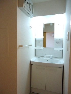 【洗面所】 | プロヴァンス　ハウス | ゆったりとスペースのある洗面所