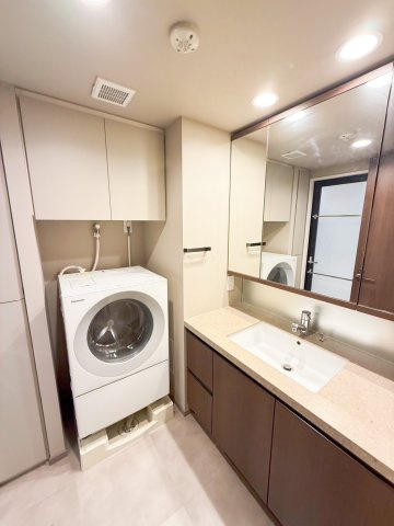 プラウド高田馬場のその他|【洗面台】
身だしなみを整えやすい事はもちろんですが、鏡の後ろに収納スペースを設ける事により、
散らかりやすい洗面スペースをすっきりさせる事が出来るのも嬉しいですね。