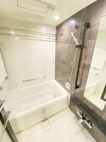 プラウド高田馬場の浴室|【浴室】
一日の疲れを癒す貴重なリラクゼーションスペース
ゆっくりとした時間を過ごせるゆとりあるバスルームは毎日使いたくなりますね
また、お子様とのコミュニケーションをとる場所にもなります