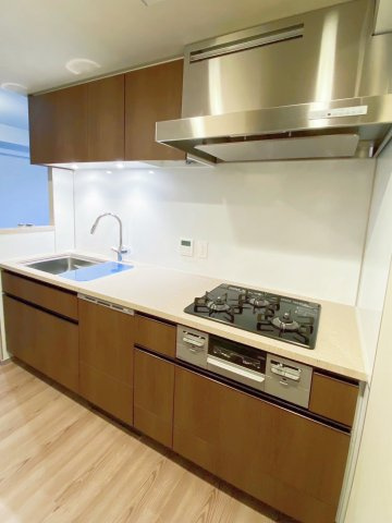 プラウド高田馬場のキッチン|【独立キッチン】
リビングとキッチンが分かれてますので、スッキリした空間が生まれます。
またプライバシーを確保できるため人を招きやすく、ホームパーティーもより快適に。