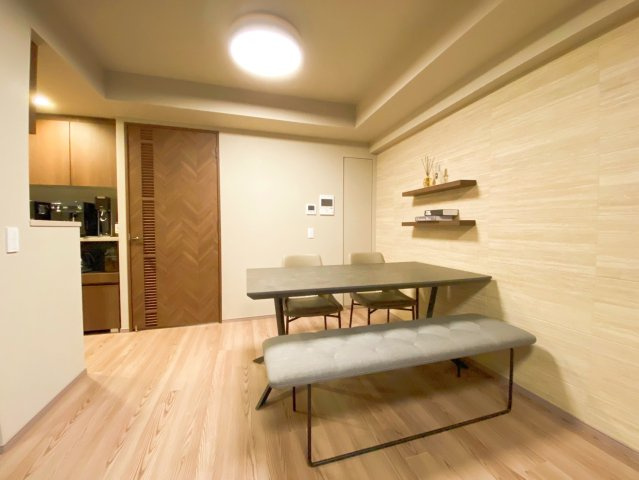 プラウド高田馬場の居間・リビング|【リビング】
快適に過ごす条件は、一人ひとり違います。だからこそ飾り過ぎない
シンプルな内装と偏り過ぎないデザインで統一しました。
暮らしの中でご自身の【マイホーム】に創り上げて下さい。