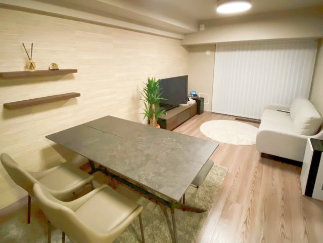 プラウド高田馬場の居間・リビング|【リビング】
一日の中で多くの時間を過すことになる住まいだからこそ、
いつも穏やかな空間であることが必然。爽やかな通風と採光を存分に感じる事が出来るリビングです。