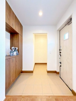 【玄関】 | 前橋市北代田町　新築住宅 | 住まう人の帰り、訪れる人を優しく迎える安らぎに満ちた空間　上質感あふれるエントランス