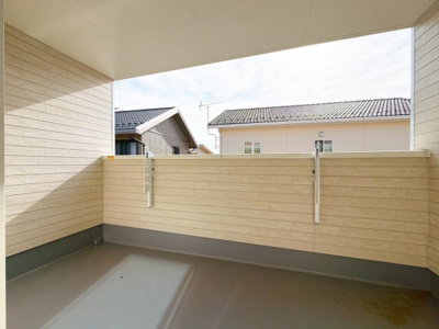 【バルコニー】 | 前橋市北代田町　新築住宅 | ゆとりあるバルコニーは机やイスを並べて開放的な空間としても使用できそうですね！
お洗濯はもちろん読書やベランピングなど新居での夢が広がるバルコニーです！