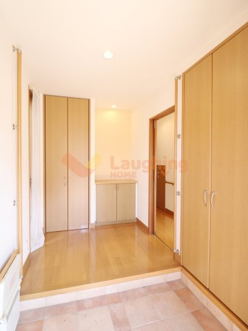 諏訪野町積水ハウス中古戸建の玄関|収納力のある玄関スペース。すっきりとした空間でお客様を迎えられます。