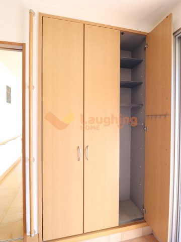 諏訪野町積水ハウス中古戸建の玄関|高さのある玄関収納。靴や小物をすっきり整理できる便利な収納スペースです。