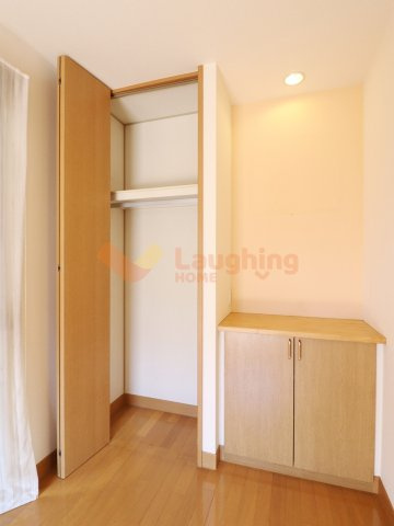 諏訪野町積水ハウス中古戸建の玄関|コートや外出用品を収納できる玄関収納。帰宅後の動線もスムーズです。