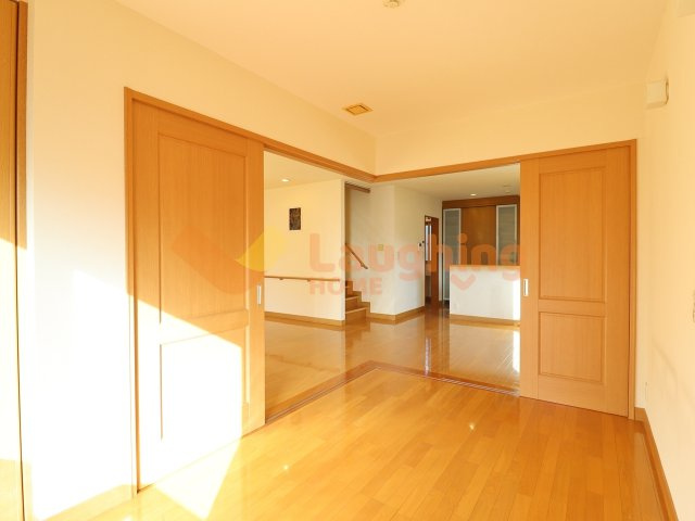 諏訪野町積水ハウス中古戸建の洋室|間仕切りを開放して広く使える洋室。ライフスタイルに合わせて使い分け可能です。