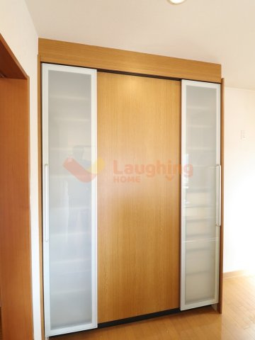 諏訪野町積水ハウス中古戸建のキッチン|キッチンまわりをすっきり整理できる収納スペース。食器や食品の保管にも便利です。