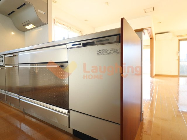 諏訪野町積水ハウス中古戸建のキッチン|ビルトイン食洗機付き。毎日の食器洗いをサポートし、家事負担を軽減します。