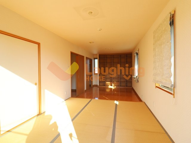 諏訪野町積水ハウス中古戸建の寝室|ゆとりある広さの主寝室。収納棚付きで整理整頓もしやすい空間です。