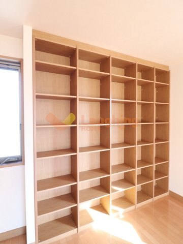 諏訪野町積水ハウス中古戸建のその他|飾る・収納するを両立できる、使い勝手の良い棚スペースです。