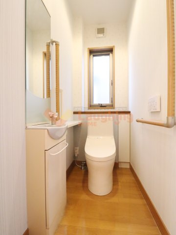 諏訪野町積水ハウス中古戸建のトイレ|手すり付きで安心して使えるトイレ。窓付きで換気もしやすい設計です。