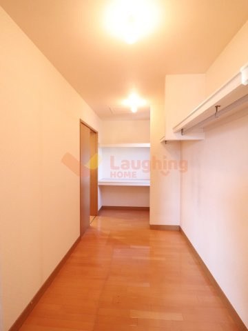 諏訪野町積水ハウス中古戸建の収納|ゆとりある大容量のウォークイン収納。洋服や荷物をまとめて収納可能です。